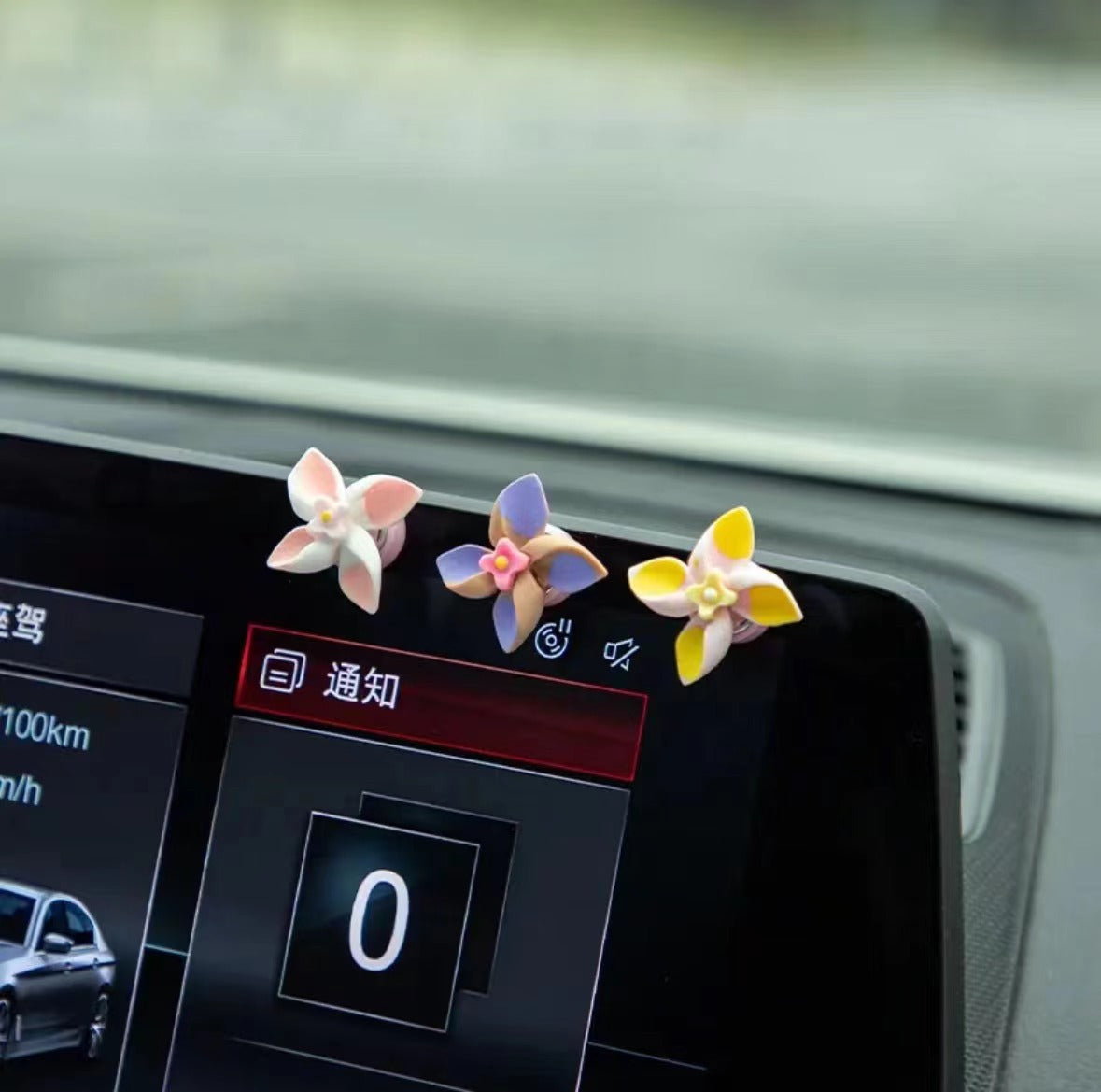 Creative decorations for the new small windmill rotating top in the car