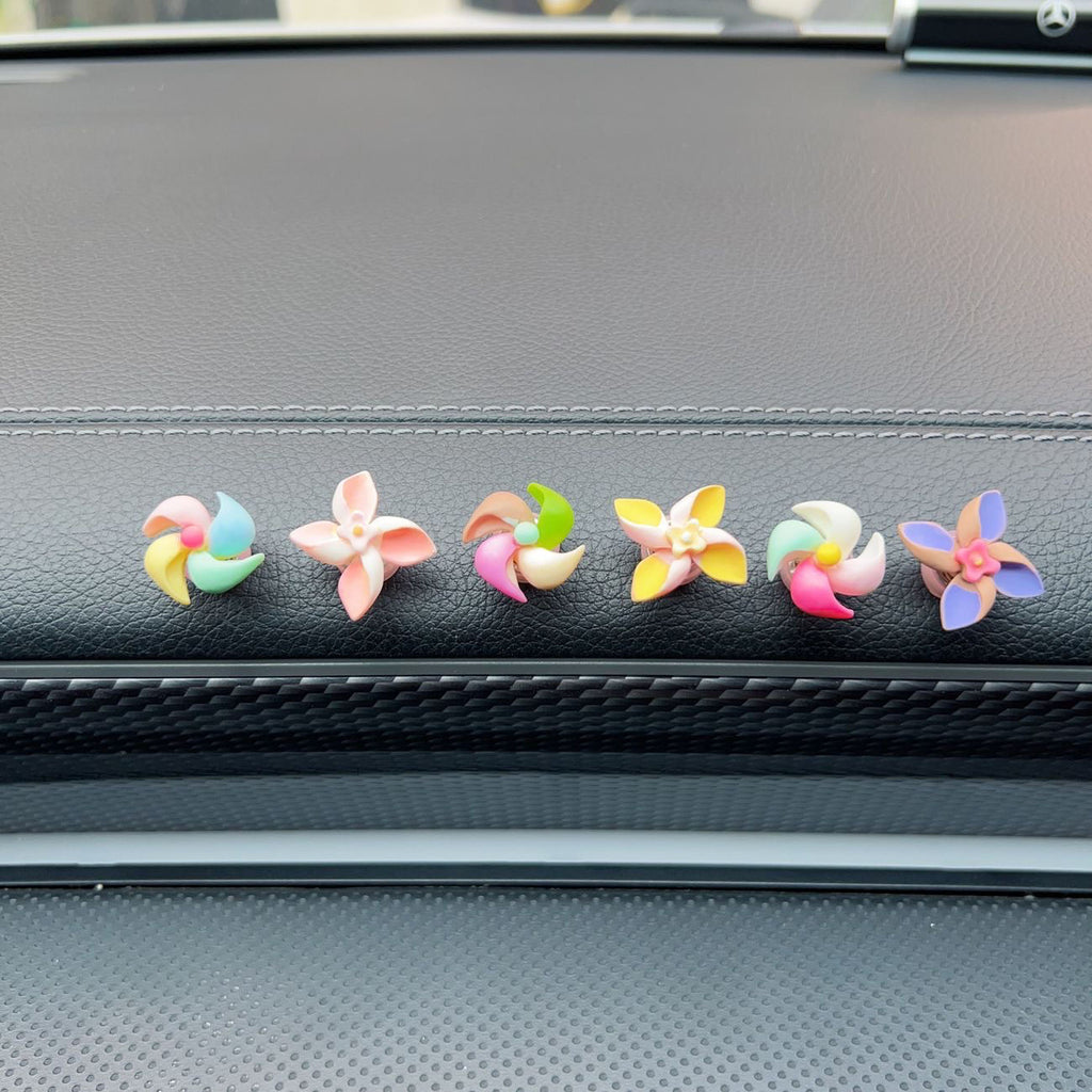 Creative decorations for the new small windmill rotating top in the car
