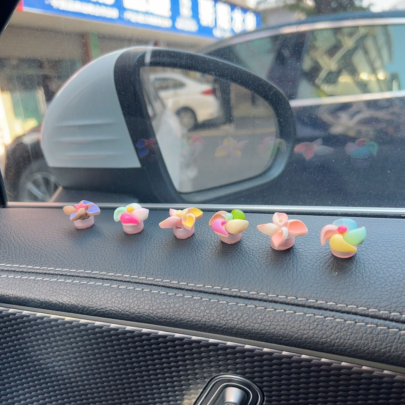 Creative decorations for the new small windmill rotating top in the car